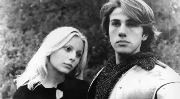Junge Frau mit blonden Haaren neben einem Mann in Rüstung, Szene aus frühen Filme von Christoph Waltz.