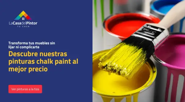 Pincel con pintura a la tiza muy espesa, listo para transformar muebles. Latas de pintura roja, amarilla y rosa.