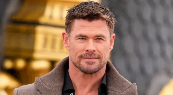 Chris Hemsworth w deszczu. Czy to on, kto z celebrytów przeszedł casting do Marvela, ale ostatecznie nie zagrał?