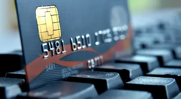 Zbliżenie na kartę płatniczą z numerem 5481 6510. Czy to karta z 1910 roku? To pytanie, które nasuwa się na myśl, patrząc na ten bankowy gadżet.