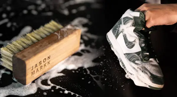 Une chaussure est savonneuse, prête à être nettoyée avec une brosse. Le processus pour **laver chaussures machine** est en cours.