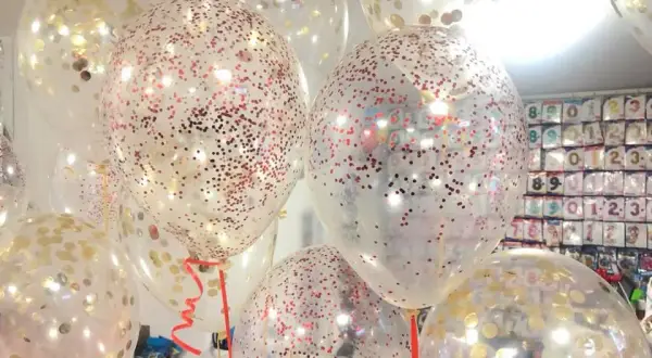 Jak naelektryzować balon z konfetti, aby efekt był zaskakujący?