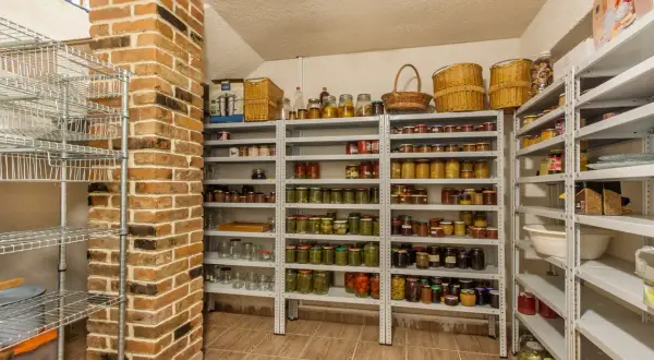 Regał do spiżarni DIY: Zbuduj idealny i oszczędź na lata!