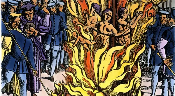 Eine grausame Szene: Menschen, darunter ein Kind, werden auf einem Scheiterhaufen verbrannt. Die Frage "Hexenverbrennung wann" wirft ein Schlaglicht auf diese dunkle Epoche.
