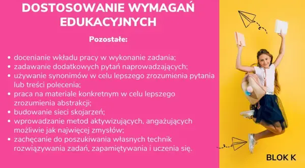 Dziewczynka skacze z książkami w rękach, z plecakiem na plecach, na żółtym tle.