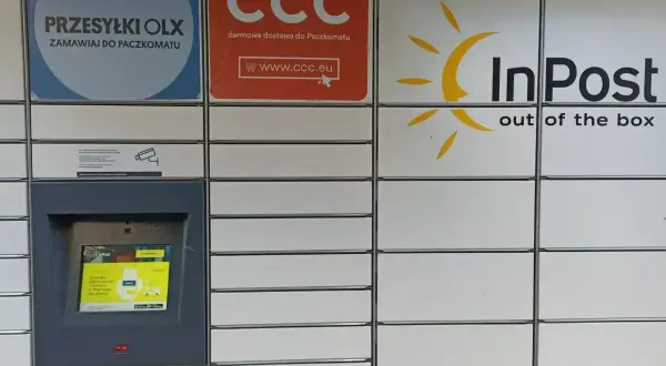 Paczkomat InPost z ekranem dotykowym. Obok logo OLX i CCC. Dowiedz się, jak wydrukować etykietę InPost.