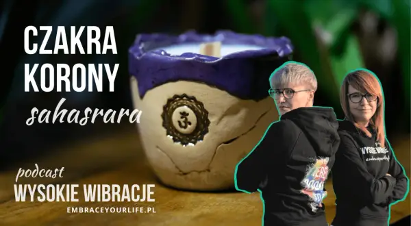 Ceramiczna świeca z symbolem Om i dwie kobiety w bluzach z kapturem.