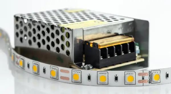 Zasilacz impulsowy do taśmy LED. Odpowiedni transformator do LED zapewnia stabilne zasilanie.