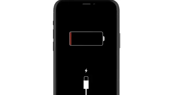 Czarny ekran telefonu z ikoną rozładowanej baterii i symbolem błyskawicy, wskazującym na potrzebę **szybkiego ładowania**.