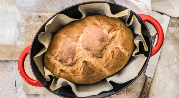 Frisch gebackenes Ruchbrot im Gusseisentopf, bereit für das Ruchbrot Rezept.