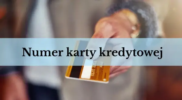 Dłoń trzyma kartę kredytową. Dowiedz się, jak sprawdzić numer karty, aby bezpiecznie dokonywać transakcji.