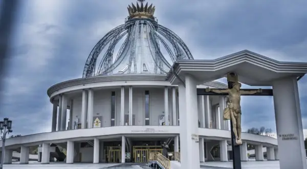 Sanktuarium ojca Rydzyka: historia, znaczenie i kontrowersje w Toruniu