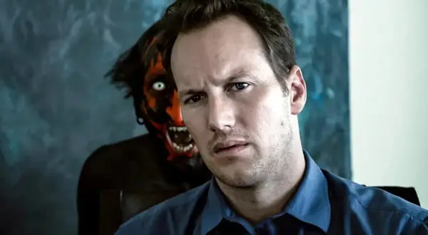 Mężczyzna z przerażeniem patrzy w obiektyw, podczas gdy za nim czai się demon. Scena jak z najlepszych filmów grozy.