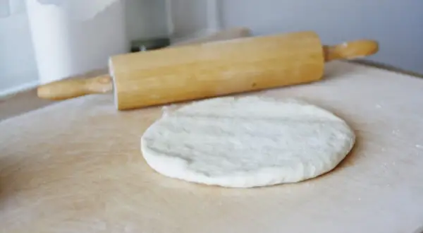 Jak rozwałkować ciasto na pizzę? Poradnik idealnego spodu!