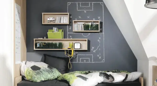 Fußball-Taktik an der Wand, ein Bett mit Fußball-Motiv und grüne Akzente – dieses Jugendzimmer in frischen Farben inspiriert.