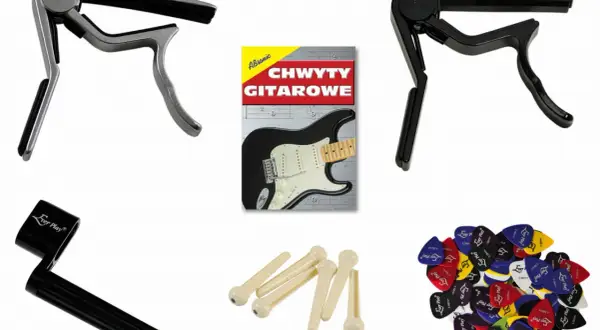 Dwa kapodastery, kostki, kołki do mostka i klucz do naciągania strun. Zestaw akcesoriów dla gitarzysty.