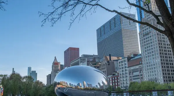 Błyszcząca rzeźba "The Bean" odbija drapacze chmur w Millennium Park.