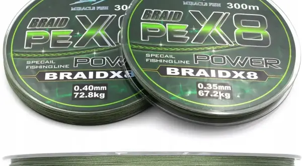 Dwie szpulki plecionki wędkarskiej Miracle Fish Braid X8. Jedna o średnicy 0.40mm i wytrzymałości 72.8kg, druga 0.35mm i 67.2kg.