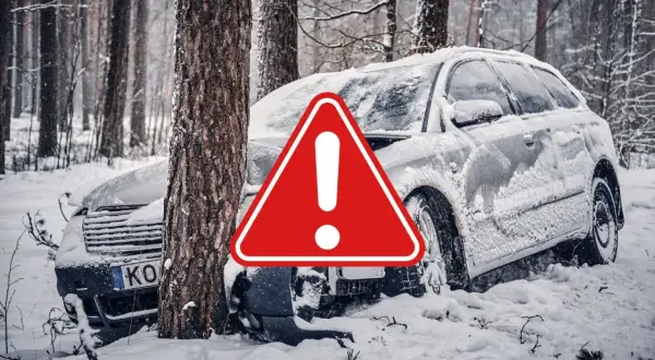 Snöig skogsväg, en bil har kört av vägen och krockat med ett träd. Varningstriangel syns. Fyrhjulsdrift eller inte, snö är en utmaning.