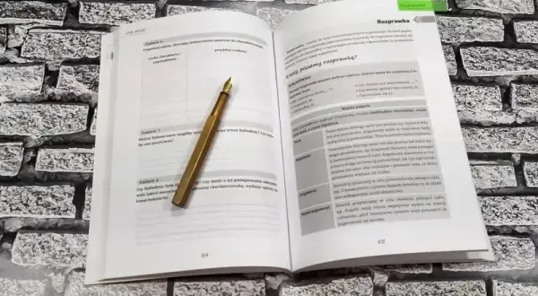Jak wygląda rozprawka? Kluczowe elementy i praktyczne wskazówki