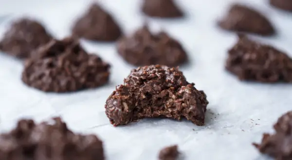 Mumsiga kokostoppar med choklad, en favorit som smälter i munnen.