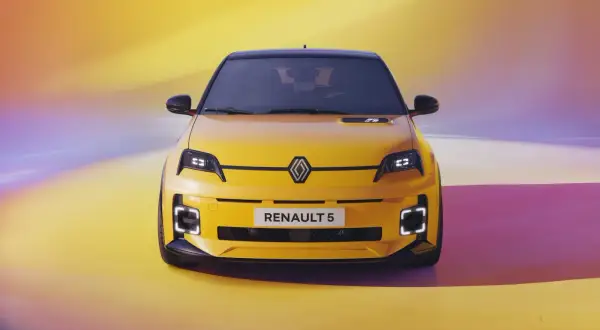 Żółty Renault 5 e-tech z czarnym dachem, nowoczesnymi światłami i napisem "RENAULT 5" na tle tęczowego gradientu.
