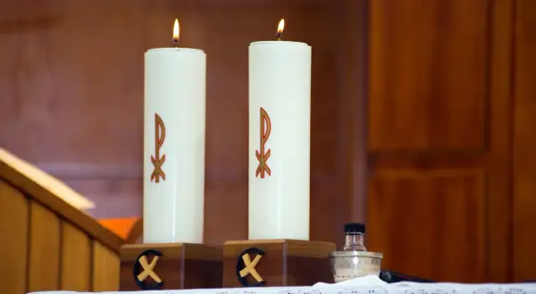 Co symbolizują świece na ołtarzu? Odkryj ich głębokie znaczenie