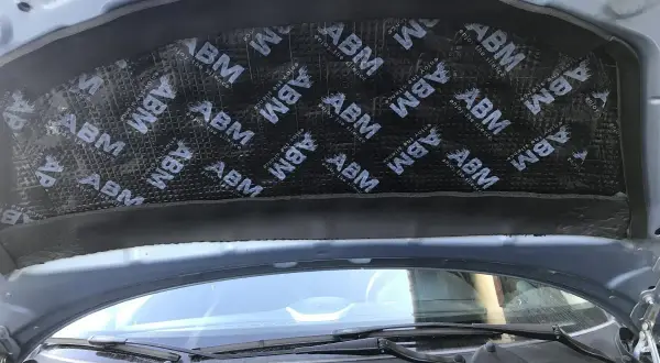 Mata pod maskę samochodu z logo ABM, poprawiająca komfort akustyczny.