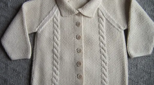 Golfino neonato 1 mese, color crema, con trecce e bottoni. Perfetto per i primi mesi del tuo bimbo.