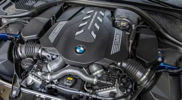 Silnik BMW M Performance, gotowy do tuningu, z widocznym logo i oznaczeniami.