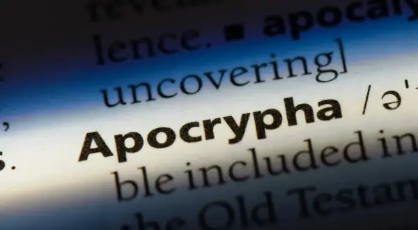 Słowo "Apocrypha" z definicją "uncovering" i fonetycznym zapisem. To jak odkrywanie tajemnic, które nie trafiły do kanonu.