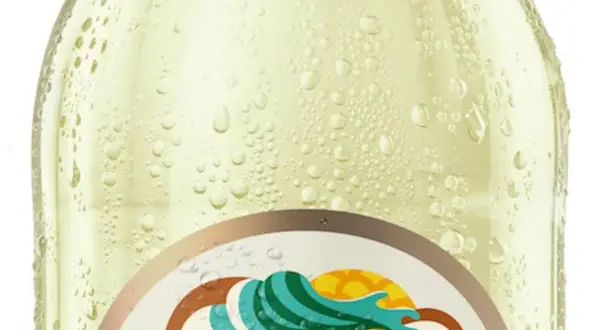 Schłodzona butelka Somersby Pina Colada, pokryta kroplami rosy, z etykietą w tropikalne wzory.
