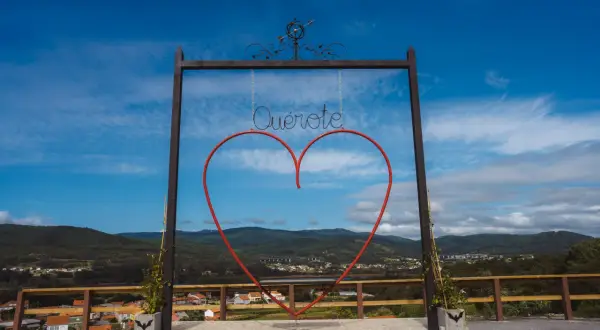 En el mirador da perdiz, un corazón rojo cuelga bajo un cielo azul, invitando a decir "Quiero".