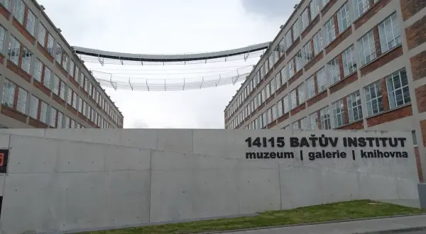 Das Baťa Institut in Zlín, Tschechien, mit seiner markanten Brücke zwischen den Gebäuden.