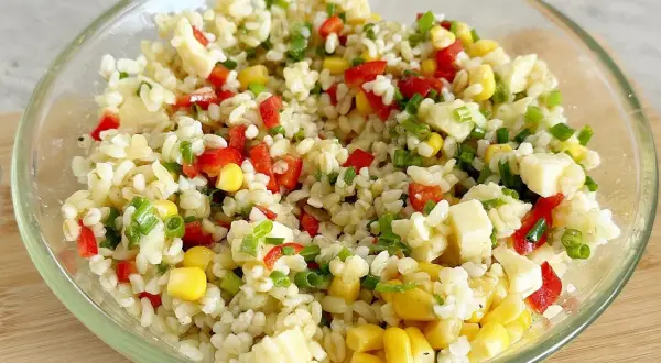 Kolorowa sałatka z kaszą bulgur, kukurydzą, papryką i serem.