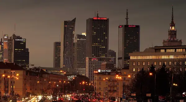 Warszawa nocą, tętniąca życiem stolica Polski, od kiedy jest stolicą Polski, z nowoczesnymi wieżowcami i zabytkowym Pałacem Kultury.