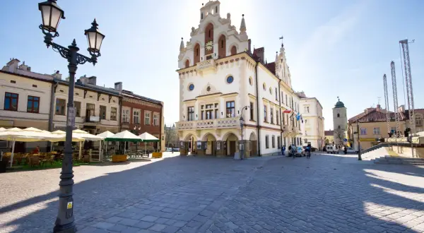 Ile trwa lot z Rzeszowa do Warszawy? Zaskakujące fakty o czasie podróży