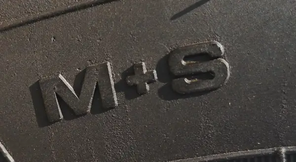 Napis M+S na oponie. To oznaczenie informuje o przeznaczeniu opony na błoto i śnieg, a nie o mieszkaniu M5.
