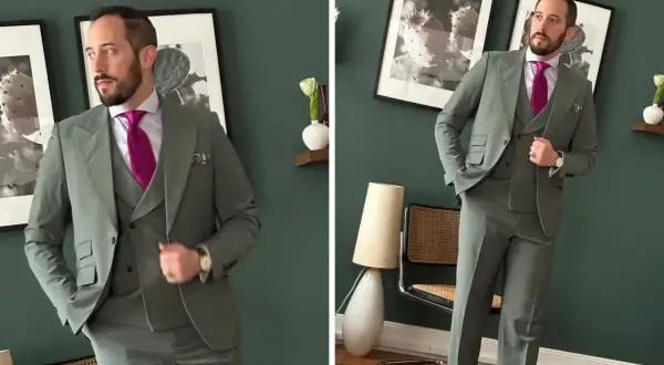 Uomo con abito verde, gilet e cravatta fucsia. Un look elegante con un tocco di colore audace.
