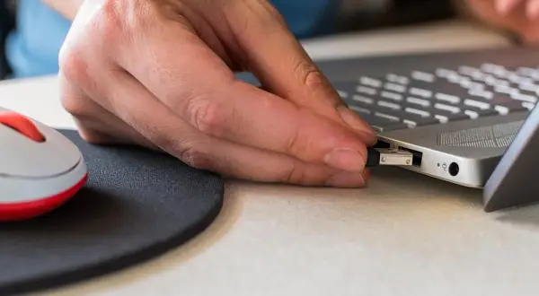 Radio nie widzi pendrive'a? Formatuj do FAT32! Pełny poradnik