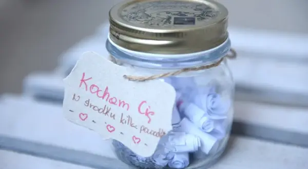 Słoik z karteczkami "Kocham Cię z kilku powodów" - piękny, własnoręczny prezent na ślub.