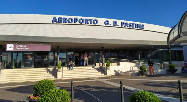 Lotnisko G.B. Pastine, Ciampino. Droga z lotniska do centrum Rzymu zaczyna się tutaj, przy wejściu z napisem "Partenze Departures".