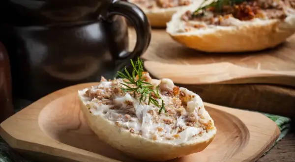 Chleb ze smalcem i skwarkami, ozdobiony koperkiem. Czy warto smażyć frytki na smalcu? Korzyści smakowe a zdrowie.