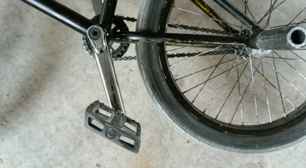 Detale roweru BMX: pedał, korba, łańcuch i koło. Chcesz wiedzieć, jak liczyć ogniwa w łańcuchu?