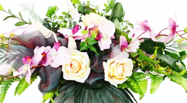 Eleganckie kompozycje ze sztucznych storczyków na cmentarz, z kremowymi różami i zielenią, tworzą subtelną ozdobę.