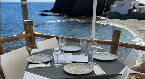 Mesa puesta en uno de los restaurantes en Gata con vistas al mar y a la playa.