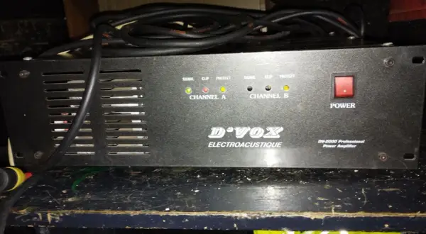 Końcówka mocy D'VOX DV-2000, profesjonalny wzmacniacz z czerwonym przyciskiem Power i wskaźnikami Signal, Clip, Protect.