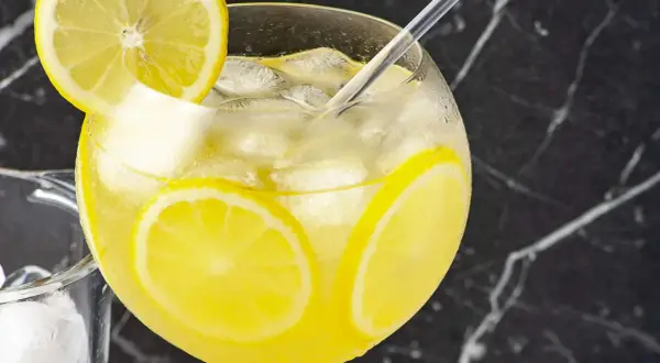 Erfrischender Limoncello Spritz mit Zitronenscheiben und Eis. Perfekt für ein sommerliches Limoncello Spritz Rezept.