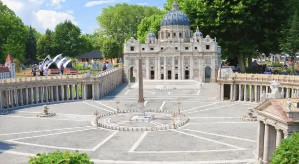 Mini city z repliką Placu Świętego Piotra i Bazyliki. W tle inne miniatury budynków, drzewa i niebo.