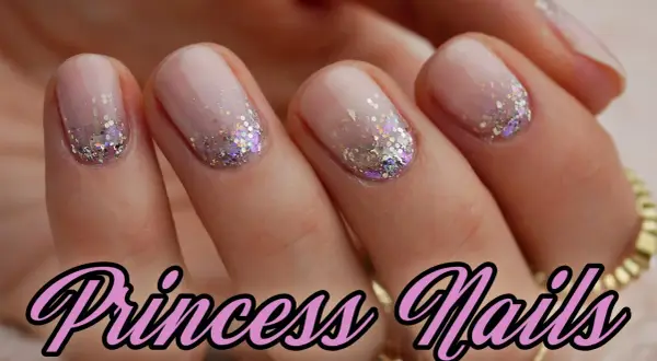 Delikatne paznokcie princess z brokatowym ombre, jakby stworzone dla królewskiego balu.